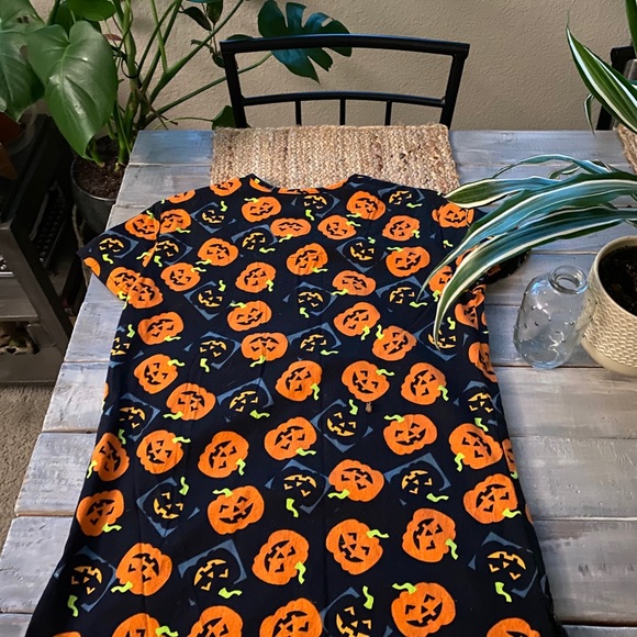 🎃 Dream Crest Halloween Pumpkin Scrub Top 👻 - Picture 2 of 2